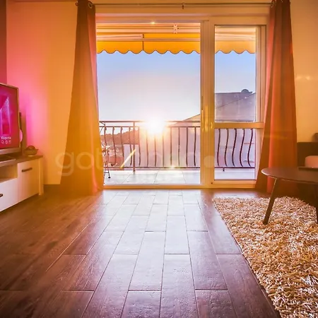 Rooftop Penthouse - Private Hottub & Duplex Whirlpool