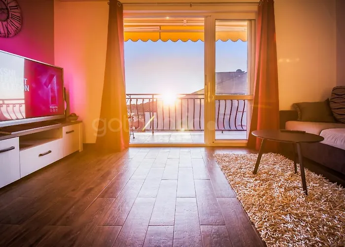 Rooftop Penthouse - Private Hottub & Duplex Whirlpool