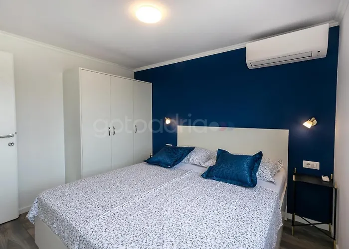 Rooftop Penthouse - Private Hottub & Duplex Whirlpool