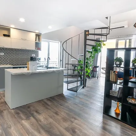 Rooftop Penthouse - Private Hottub & Duplex Whirlpool Apartment *