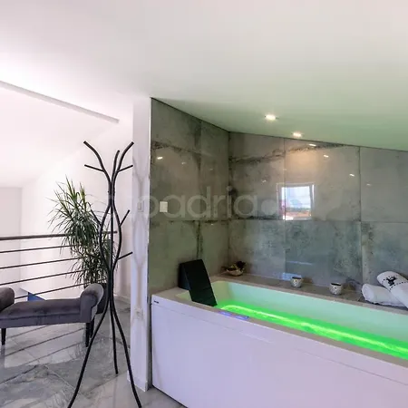 Rooftop Penthouse - Private Hottub & Duplex Whirlpool Apartment