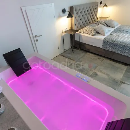 Apartment Rooftop Penthouse - Private Hottub & Duplex Whirlpool *