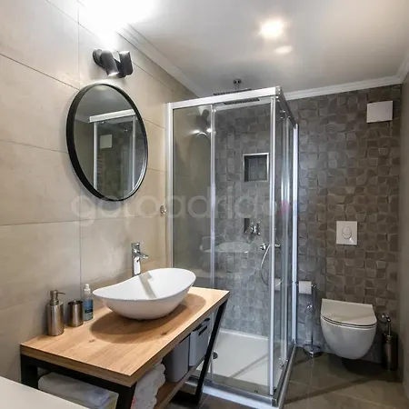Rooftop Penthouse - Private Hottub & Duplex Whirlpool Apartment *