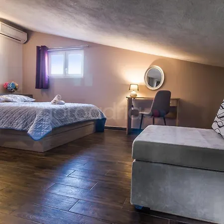 Rooftop Penthouse - Private Hottub & Duplex Whirlpool Daire