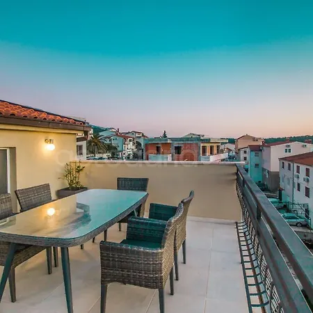 Apartment Rooftop Penthouse - Private Hottub & Duplex Whirlpool Makarska