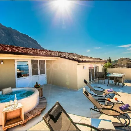 Rooftop Penthouse - Private Hottub & Duplex Whirlpool Makarska