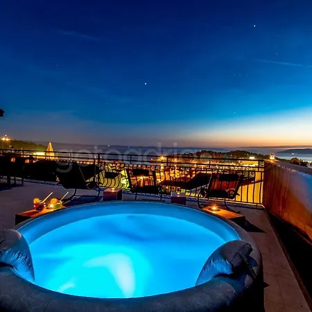Apartment Rooftop Penthouse - Private Hottub & Duplex Whirlpool Makarska