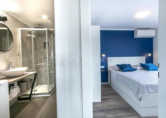 Rooftop Penthouse - Private Hottub & Duplex Whirlpool