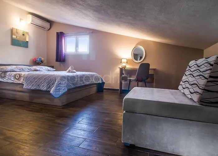 Rooftop Penthouse - Private Hottub & Duplex Whirlpool Apartment