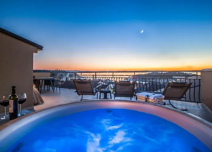 Rooftop Penthouse - Private Hottub & Duplex Whirlpool Апартаменти Макарська